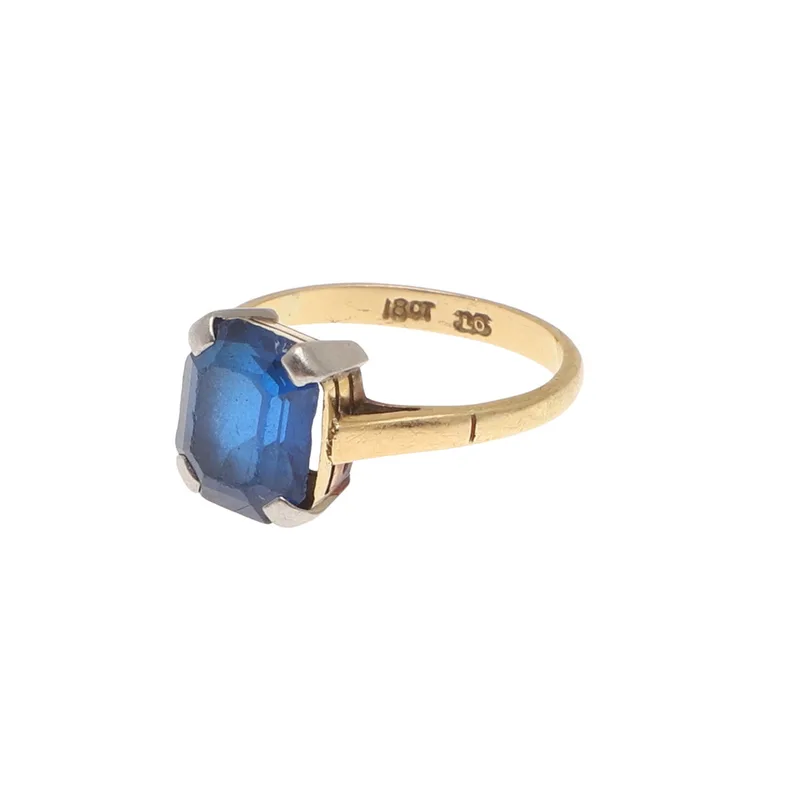 An 18 Carat Gold Single Stone Ring