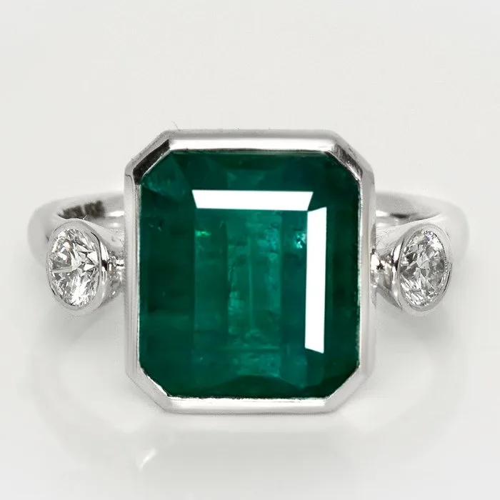 Ring - 14 kt. White gold, IGI 6.35 ct Zambia Green - 6.71ct. tw. Emerald - Diamond