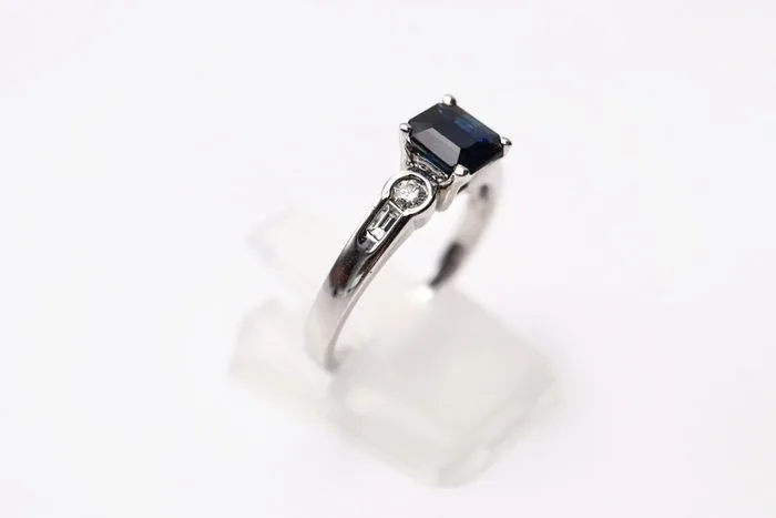 Ring - 18 kt. White gold - 0.60ct. tw. Sapphire - Diamond