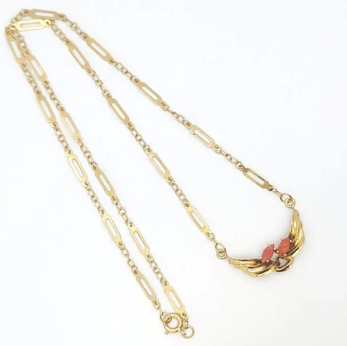 Necklace - 18 kt. Yellow gold - 0.16ct. tw. Coral