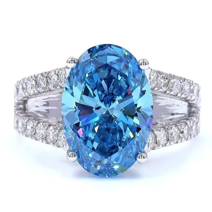 Ring - 18 kt. White gold - 5.98ct. tw. Blue Diamond (Fancy coloured lab-grown diamond) - Diamond - Fancy Vivid Blue