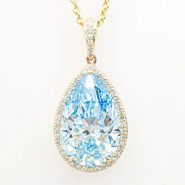 Necklace with pendant - 18 kt. Yellow gold - 5.35ct. tw. Blue Diamond (Fancy coloured lab-grown diamond) - Diamond