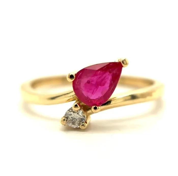 Ring - 14 kt. Yellow gold - 0.85ct. tw. Ruby - Diamond