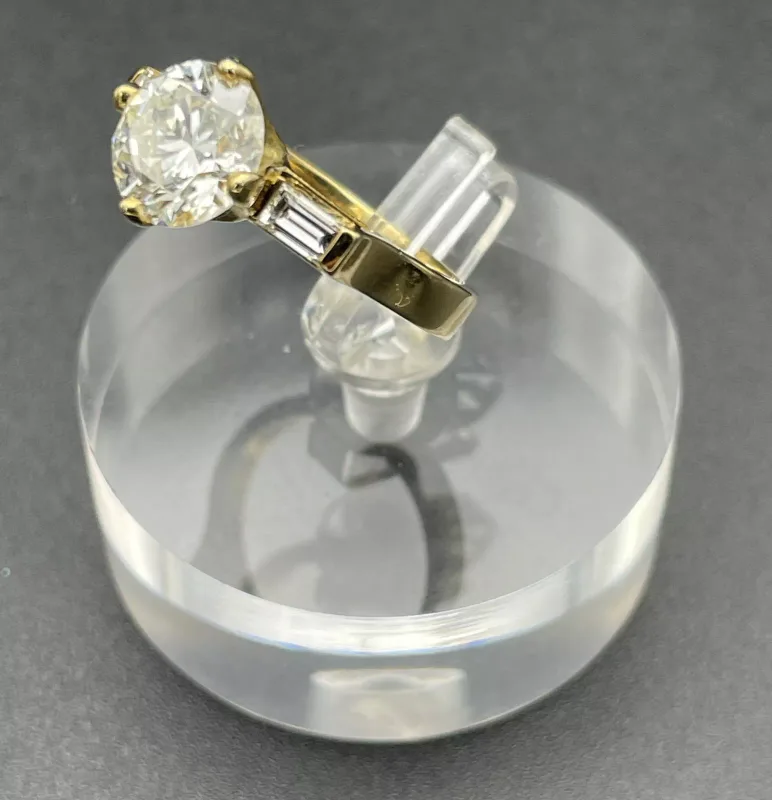18 Carat Gold Ring With Central 2 Carat Diamond A Two Smaller To The Shoulder