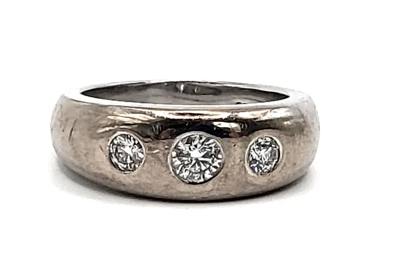 An 18ct white gold gypsy set-style diamond trilogy ring. Ful