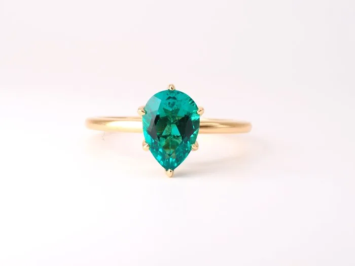 Ring - 14 kt. Yellow gold Emerald - Vivid Green Blue Pear Cut