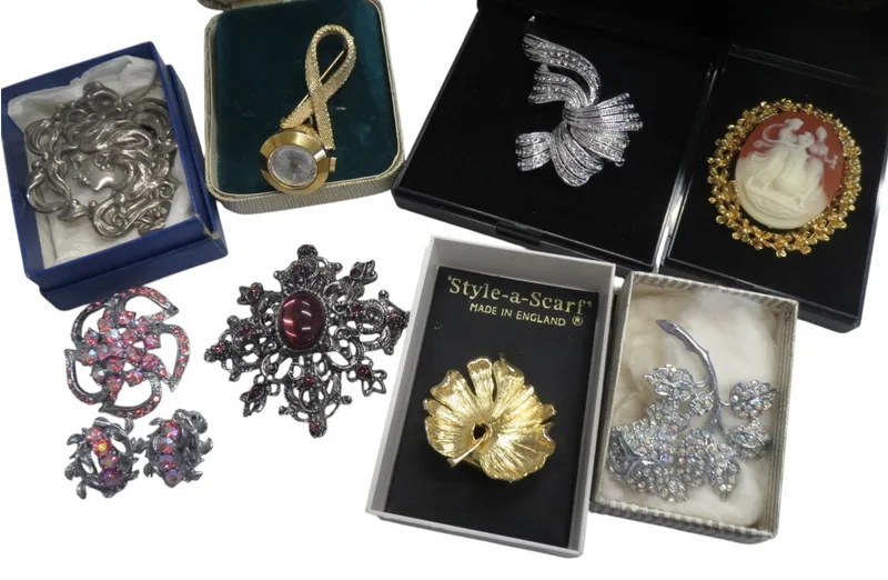 Eight Brooches (8) inc cameo, art nouveau, fob watch etc