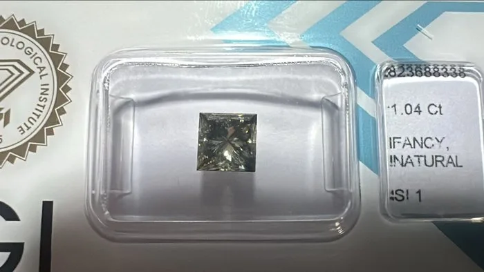 1 pcs Diamond (Natural coloured) - 1.04 ct - Fancy deep Greenish Yellow - SI1 - International Gemological Institute (IGI)