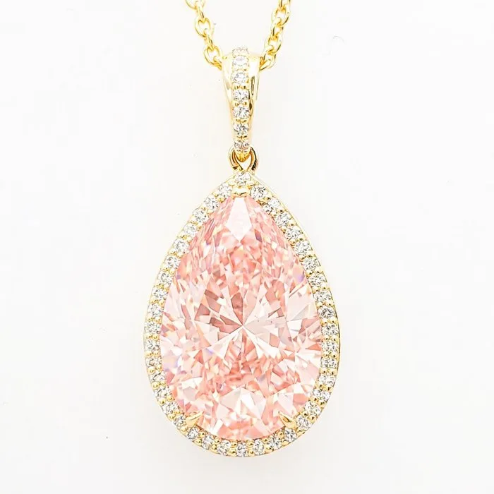 Necklace with pendant - 18 kt. Yellow gold - 7.60ct. tw. Pink Diamond (Fancy coloured lab-grown diamond) - Diamond - Fancy Vivid Pink Orange