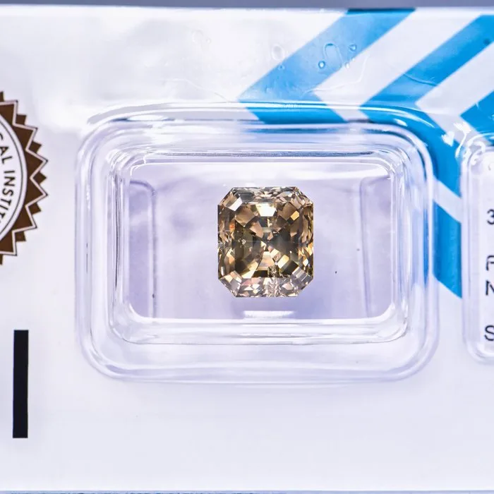 1 pcs Diamond (Natural coloured) - 3.63 ct - Emerald - Fancy Greenish, Brownish Yellow - SI2 - International Gemological Institute (IGI) - VG