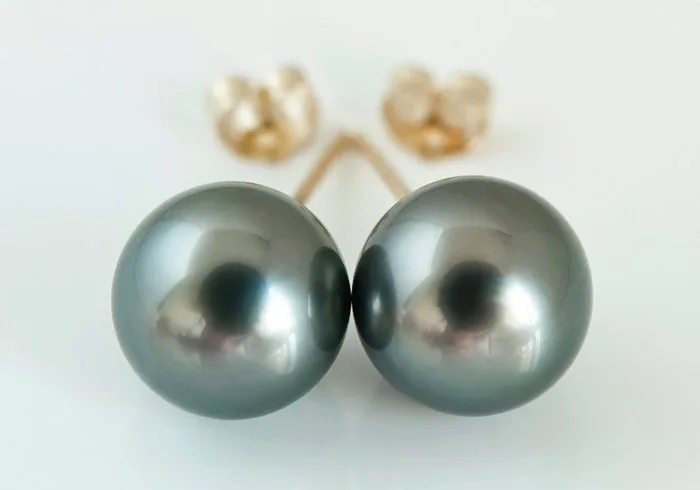 Stud earrings - 14 kt. Yellow Gold - Rikitea Pearl - Stormy Blue Green - Tahitian Pearl - Round 9.71 mm, 9.8 mm
