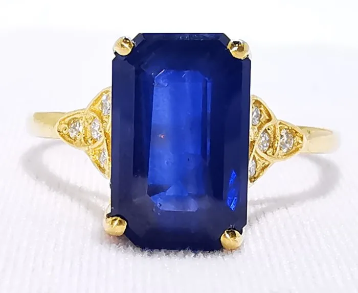 Ring - 18 kt. VIVID BLUE 4.26ct Lotus 3.20gr, Yellow gold - 4.26ct. tw. Sapphire - Diamond - VIVID BLUE / LOTUS