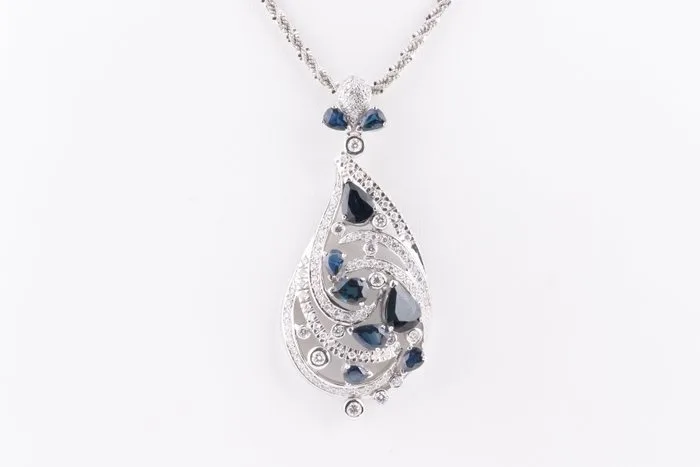 Pendant - 18 kt. White gold - 9.70ct. tw. Sapphire - Diamond