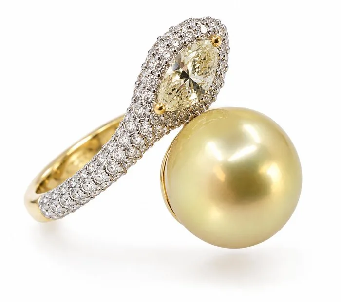 Ring - 18 kt. Yellow gold, White gold, ALGT Certified - 12.2mm Round Deep Golden South Sea Pearl - 1.64ct. tw. Diamond (Natural) - Pearl