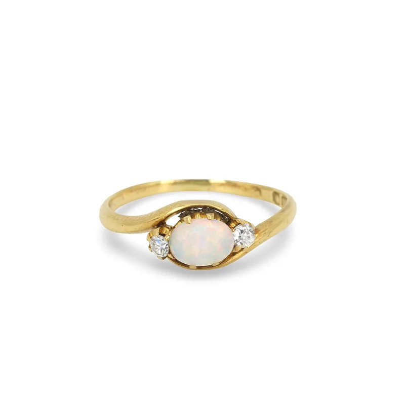 18CT Gold Opal & Diamond Ring