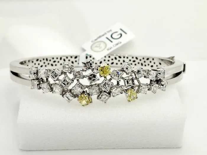 Bangle - 18 kt. White gold - 6.79ct. tw. Yellow Diamond (Natural coloured) - Diamond