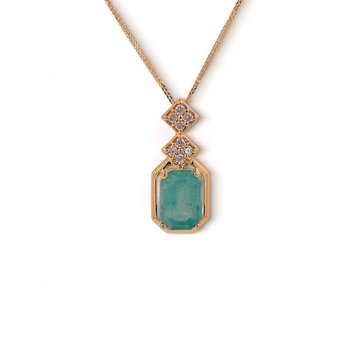 Necklace with pendant - 14 kt. Yellow gold - 1.04ct. tw. Emerald - Diamond