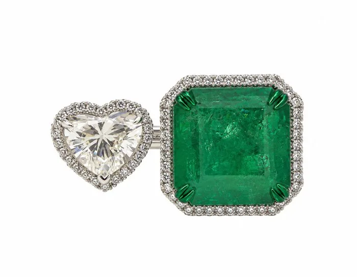 Ring - 18 kt. White gold - 13.75ct. tw. Emerald - Diamond