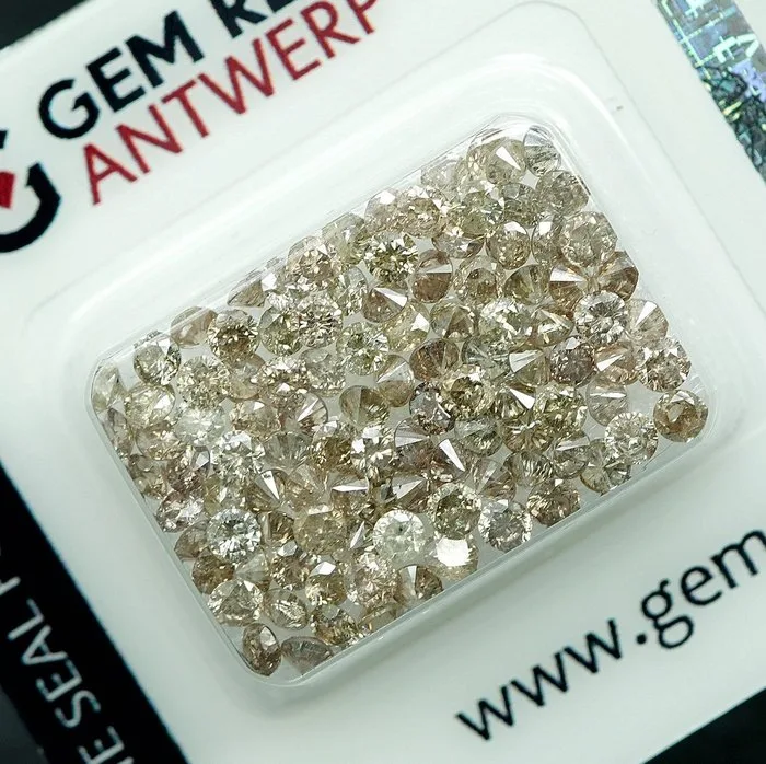 106 pcs Diamond (Natural coloured) - 5.04 ct - Round - Fancy Brownish Yellow - I2, I3 - Gem Report Antwerp (GRA)