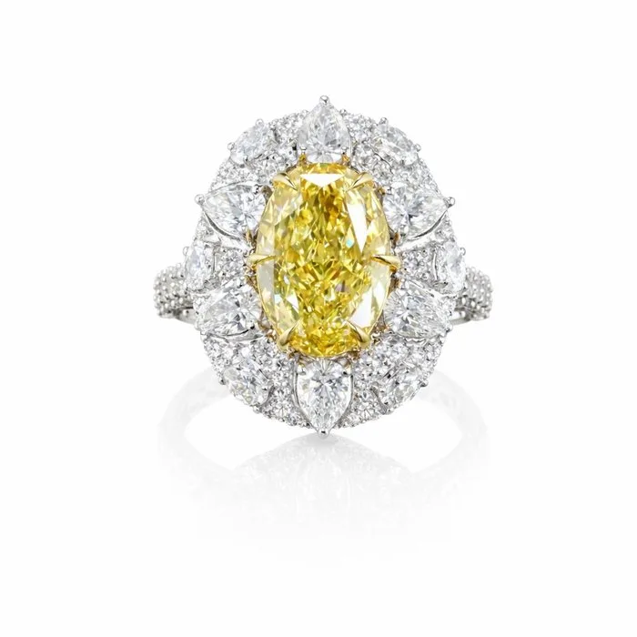 Ring - 14 kt. White gold - 5.96ct. tw. Yellow Diamond (Fancy coloured lab-grown diamond) - Diamond